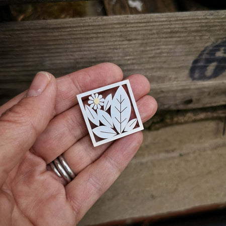 leaves and daisy brooch | Diana Greenwood Jewellery