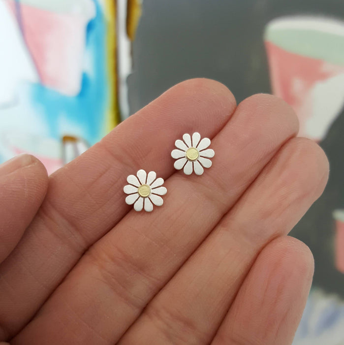 teeny daisy earrings by diana greenwood